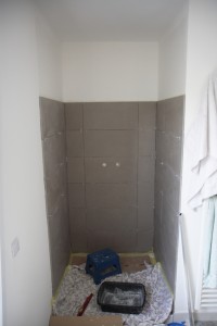 Carrelage des murs de la douche en cours